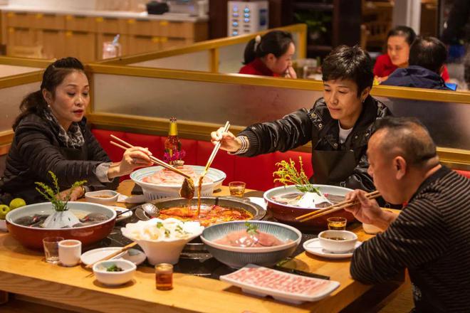 重庆火锅“涮出”3千亿大市场麻将胡了电子游戏热辣滚烫！(图1)