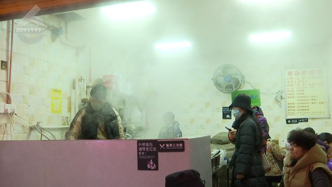 ！这些御寒姿势总有一款适合你PG麻将胡了热腾腾、暖融融(图3)