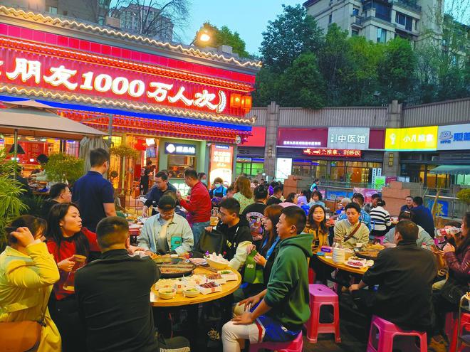 2025 重庆火锅的热辣滚烫PG电子麻将胡了消费周刊丨(图3)
