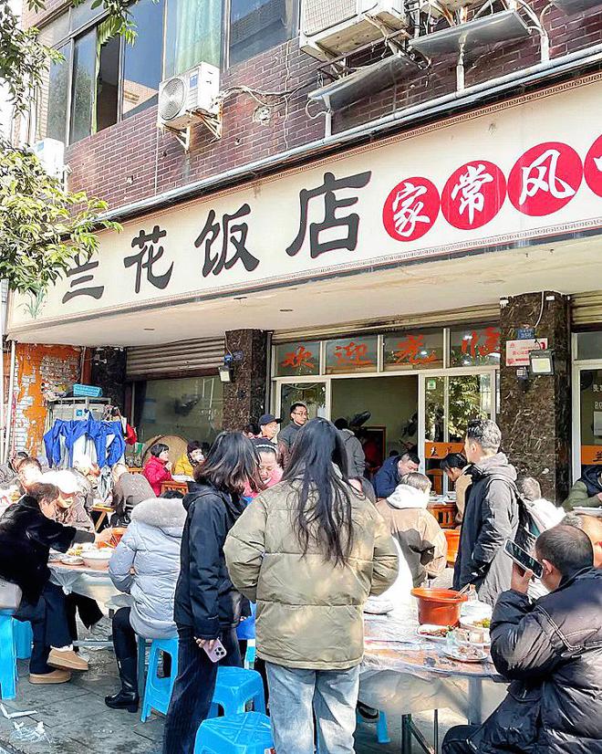便饭”价格划算味道巴适本地人的食堂！PG电子麻将胡了成都老城区的“家常