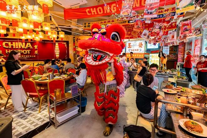 一锅红汤里蕴藏文化出海的中国温度麻将胡了朱光玉海外首店爆火背