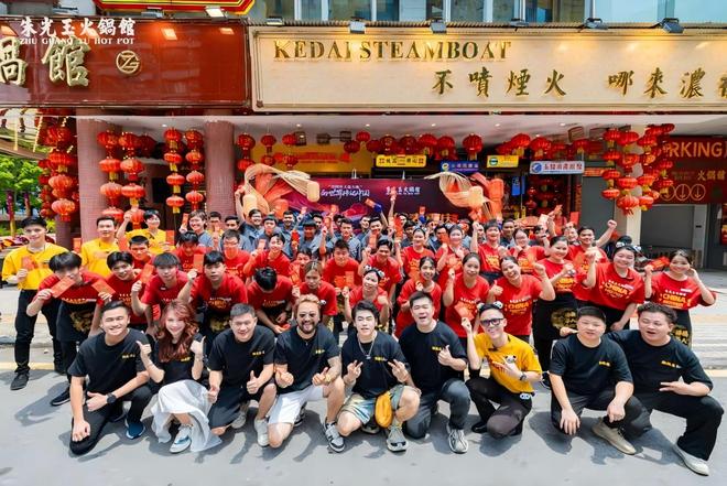 一锅红汤里蕴藏文化出海的中国温度麻将胡了朱光玉海外首店爆火背后：(图2)